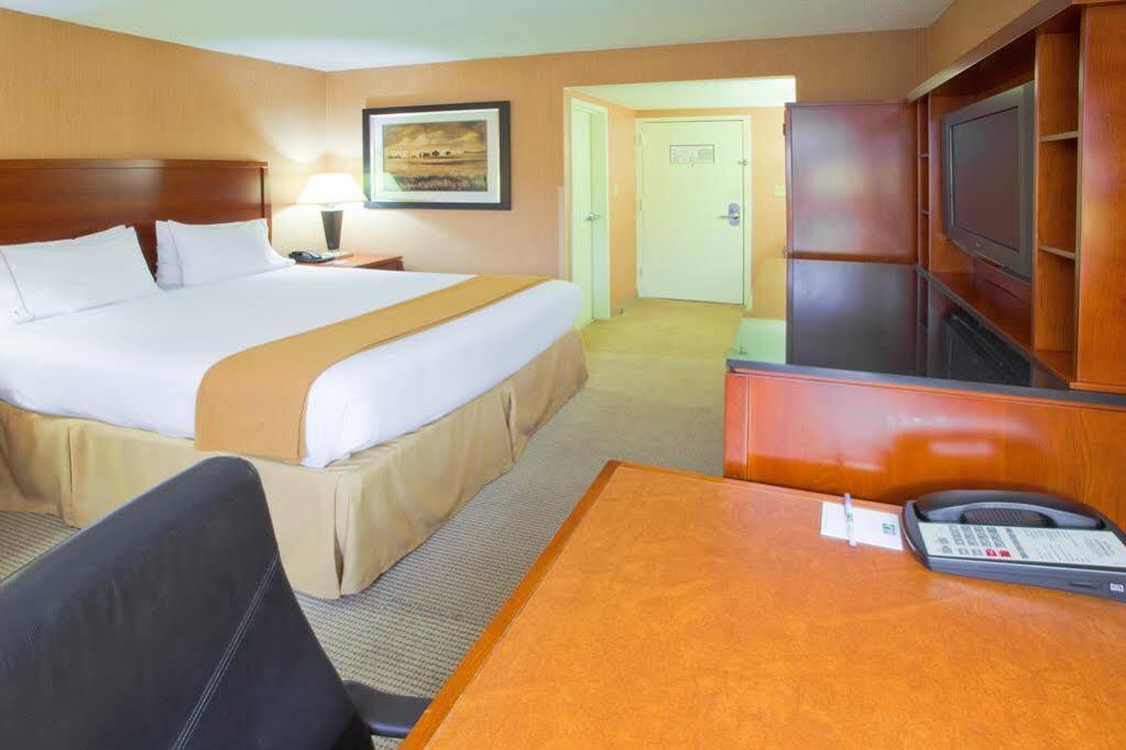 Holiday Inn Express Fairfax-Arlington Boulevard By Ihg Dış mekan fotoğraf