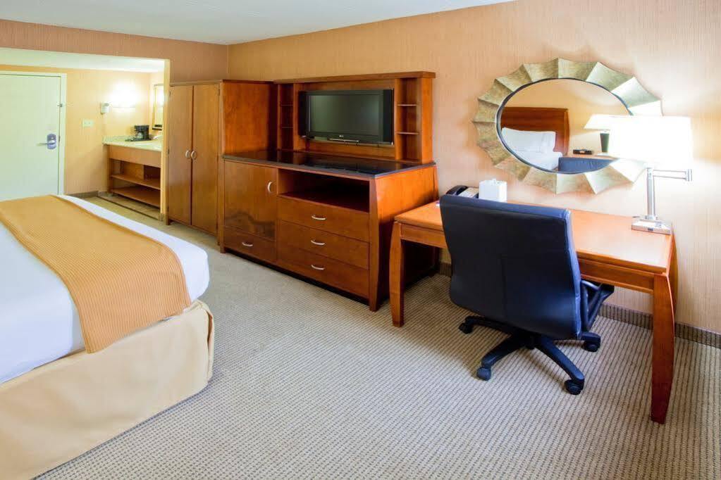 Holiday Inn Express Fairfax-Arlington Boulevard By Ihg Dış mekan fotoğraf