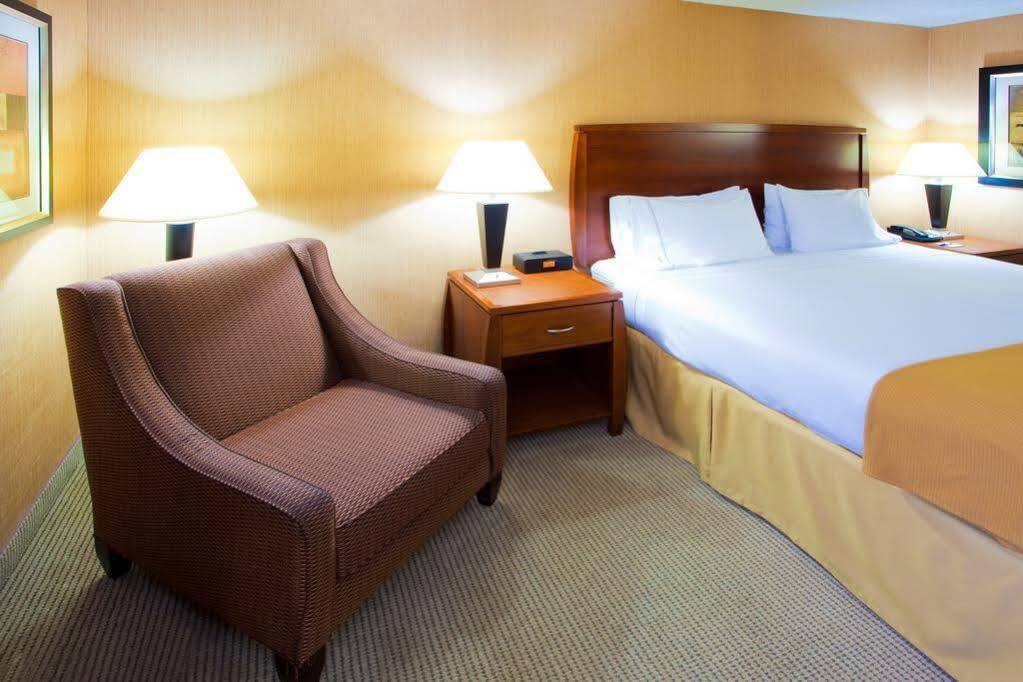 Holiday Inn Express Fairfax-Arlington Boulevard By Ihg Dış mekan fotoğraf